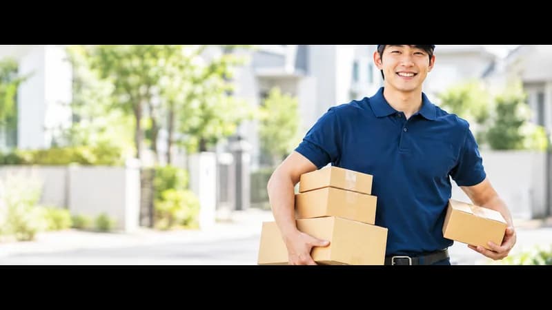 荷物を運ぶ JP Vapes の配達スタッフ
